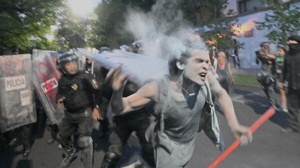 درگیری تظاهرکنندگان با پلیس در جریان تظاهرات حامیان فلسطین در مقابل سفارت اسرائیل در مکزیکوسیتی - اسپوتنیک ایران  