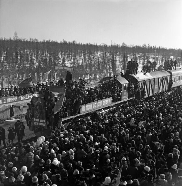 مراسم رسمی ورود  اولین قطار به ایستگاه برکاکیت در خط راه آهن بایکال ـ آمور در 29 اکتبر 1977، جمهوری سوسیالیستی خودمختار شوروی یاکوتیا. - اسپوتنیک ایران  