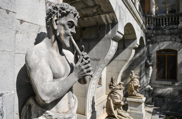محسمه ای نوازنده ای که یکی از سازهای یونان باستان به نام آولوس را می نوازد درکاخ ماساندرا در شهر یالتا شبه جزیره  کریمه.  - اسپوتنیک ایران  