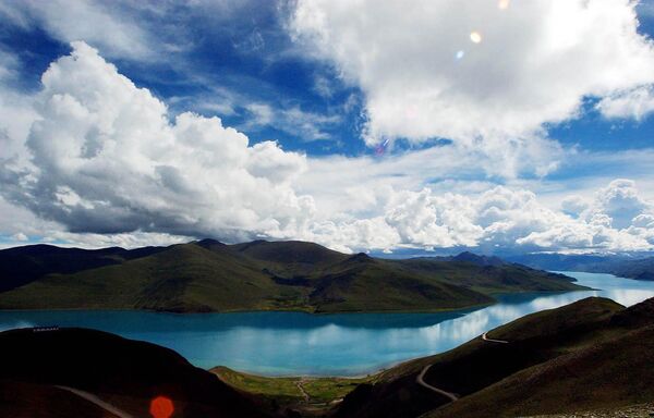 دریاچه یامدروک تسو. از قله کوه کامالا، حدود 100 کیلومتر (62.5 مایل) از لهاسا، تبت، در غرب چین. این مکان زیبا مشرف به دریاچه یامدروک تسو است که در بین گردشگران ماجراجو بسیار محبوب است. - اسپوتنیک ایران  