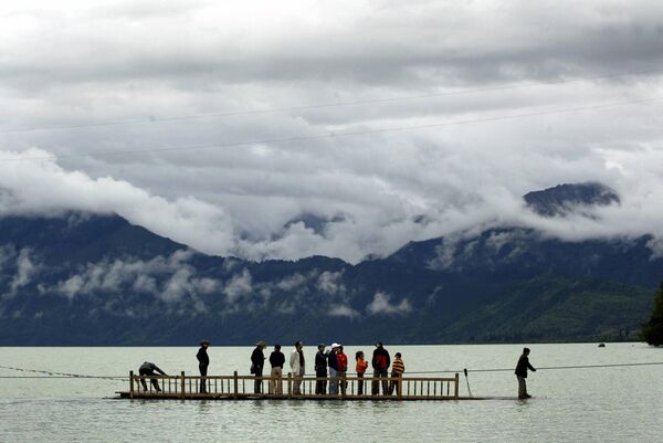 گردشگران چینی در جزیره ای در دریاچه «باسونگسو» در منطقه « نینگچی» در جنوب شرقی تبت. - اسپوتنیک ایران  