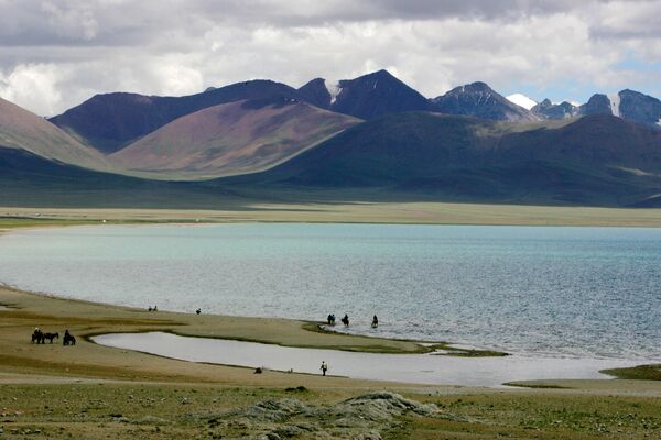 اهالی تبت و گردشگران در کنار دریاچه «نامتسو» تبت. - اسپوتنیک ایران  