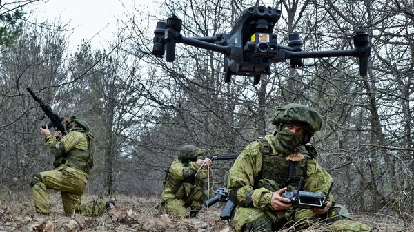 Военнослужащие боевого расчёта БПЛА проводят разведку местности на полигоне Минобороны РФ - اسپوتنیک ایران  