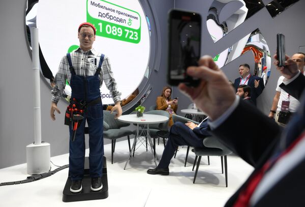 ربات انسان نما ژنیا در غرفه استان مسکو در مجمع اقتصادی بین المللی سن پترزبورگ  - اسپوتنیک ایران  