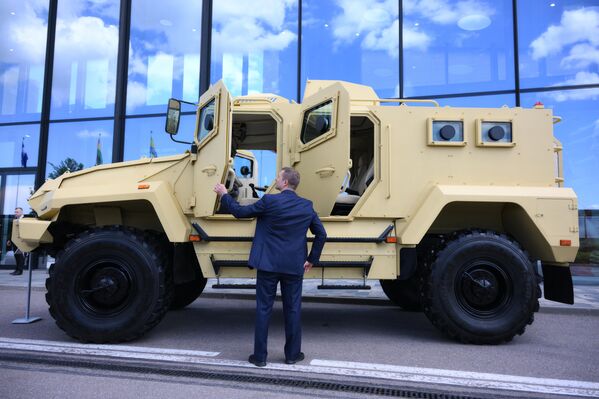 خودروی زرهی چند منظوره 59095С-15 از خانواده اسپارتاک در مجمع اقتصادی بین المللی سن پترزبورگ - اسپوتنیک ایران  