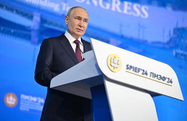 ولادیمیر پوتین، رئیس جمهور روسیه در مجمع بین المللی اقتصادی سن پترزبورگ  - اسپوتنیک ایران  