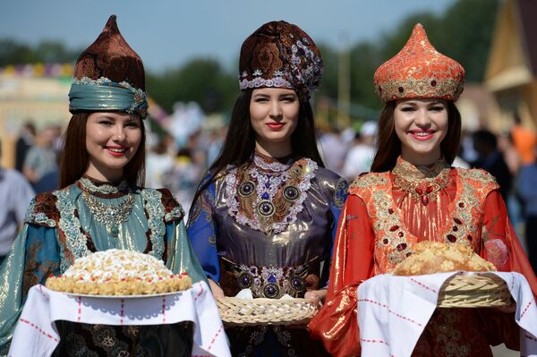 دختران کازان با نان و نمک در جشن سابانتوی تاتارستان. - اسپوتنیک ایران  