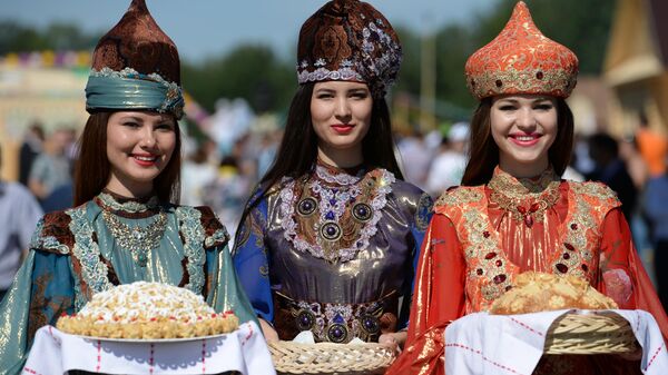 دختران با نان و نمک در جشن سابانتوی کازان تاتارستان - اسپوتنیک ایران  