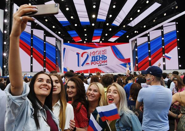 دختران در یک کنسرت جشن در میدان سرخ به مناسبت روز روسیه. - اسپوتنیک ایران  