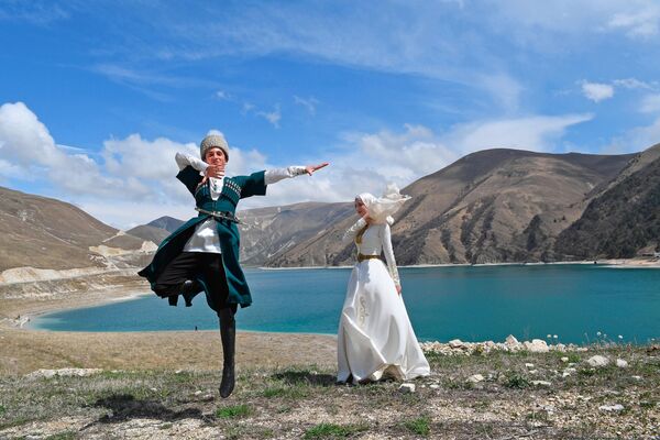 هنرمندان چچنی در حال هنرنمایی در کنار دریاچه « کزن-آم». - اسپوتنیک ایران  