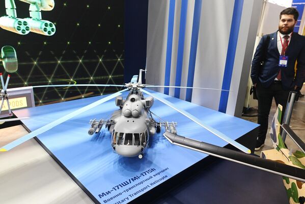 مدل هلیکوپتر ترابری نظامی Mi-171 Sh در غرفه شرکت &quot;روس آبارون اکسپورت&quot; در هفدهمین  نمایشگاه بین المللی صنعت هلیکوپتر HeliRussia - اسپوتنیک ایران  