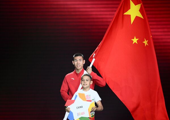 پرچمدار تیم جمهوری خلق چین در مراسم افتتاحیه بازی های بریکس در کازان. - اسپوتنیک ایران  