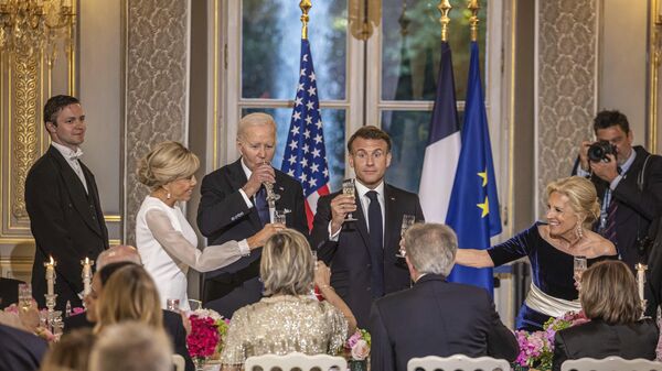 Президент Франции Эммануэль Макрон, его супруга Бриджит Макрон, президент США Джо Байден и первая леди Джилл Байден произносят тост во время государственного ужина в Елисейском дворце, Франция - اسپوتنیک ایران  