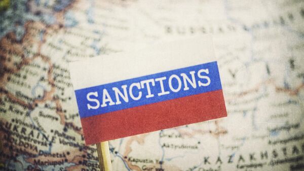 Слово санкции на российском флаге на фоне карты - اسپوتنیک ایران  