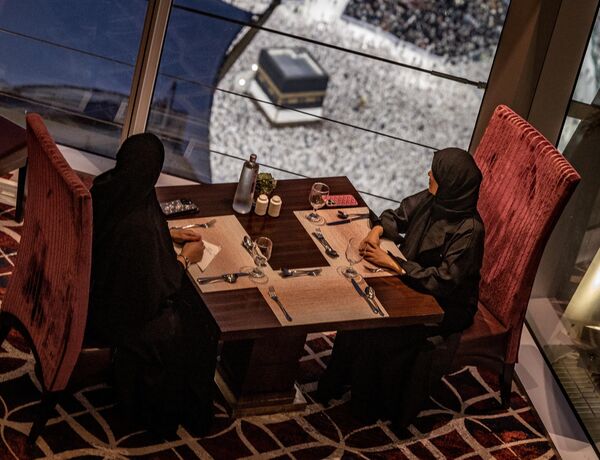 زائران خانه خدا که برای شرکت در مراسم سالانه حج به شهر مقدس مکه آمده اند، در رستوران نشسته اند. 13 ژوئن 2024 - اسپوتنیک ایران  