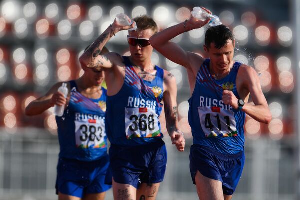 از چپ به راست: واسیلی میزینوف (روسیه)، سرگئی کوژونیکوف (روسیه)، سرگئی شیروبوکوف (روسیه) در مسابقه نهایی پیاده روی 10000 متر مردان در بازی های ورزشی  بریکس در کازان. - اسپوتنیک ایران  