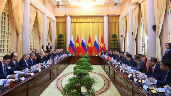 Президент РФ Владимир Путин на российско-вьетнамских переговорах в Президентском дворце в Ханое - اسپوتنیک ایران  