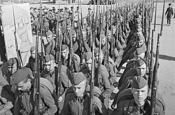 جنگ بزرگ میهنی 1941-1945 . بسیج عمومی. ستون های سربازان  به سمت جبهه حرکت می کنند. مسکو، 23 ژوئن 1941. - اسپوتنیک ایران  