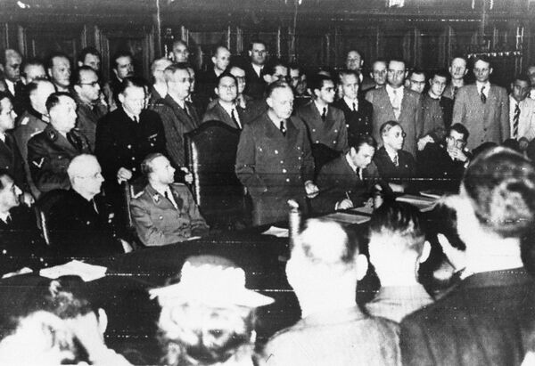 در حالی که خبرنگاران  آلمانی و خارجی در اطراف جمع می شوند، یواخیم فون ریبنتروپ، وزیر امور خارجه آلمان در 22 ژوئن 1941 در دفتر امور خارجه در برلین، آلمان را در حال جنگ با روسیه اعلام کرد.  - اسپوتنیک ایران  