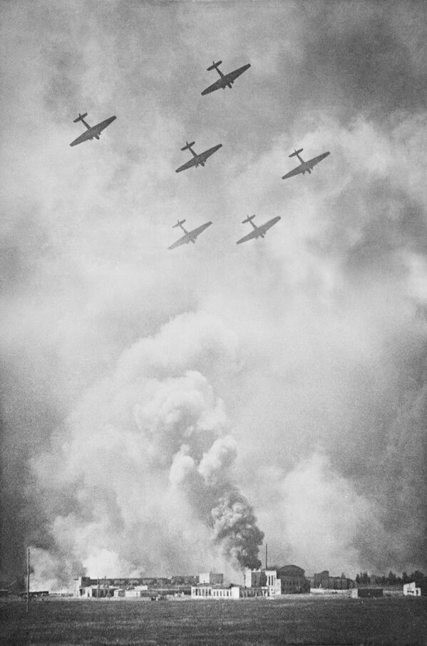 جنگ بزرگ میهنی 1941-1945. در سحرگاه 24 ژوئن 1941، هواپیماهای فاشیست ها کارخانه نظامی شماره 43 را در امتداد بزرگراه برست- لیتوفسک در  کی یف بمباران کردند. - اسپوتنیک ایران  