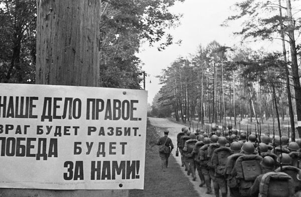 جنگ بزرگ میهنی 1941-1945 . بسیج عمومی. ستون های سربازان  به سمت جبهه حرکت می کنند. مسکو، 23 ژوئن 1941. - اسپوتنیک ایران  