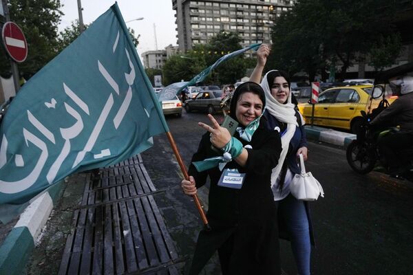 طرفداران مسعود پزشکیان نامزد انتخابات ریاست جمهوری ایران. - اسپوتنیک ایران  