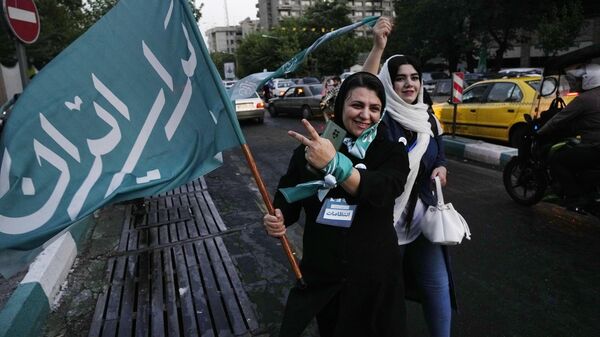 طرفداران مسعود پزشکیان نامزد انتخابات ریاست جمهوری ایران - اسپوتنیک ایران  
