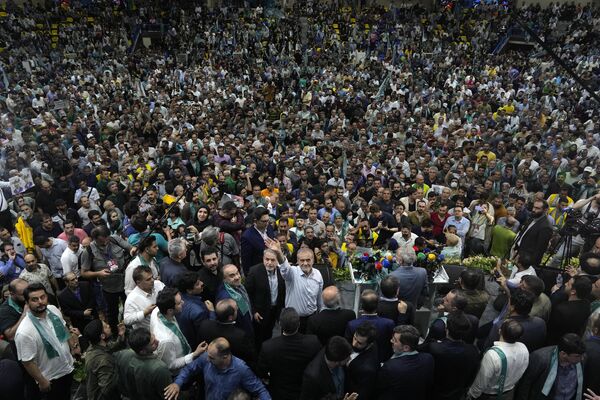 نامزد اصلاح طلبان برای انتخابات ریاست جمهوری 28 ژوئن ایران، مسعود پزشکیان، در نشست تبلیغاتی خود در تهران برای رسانه ها دست تکان داد. - اسپوتنیک ایران  