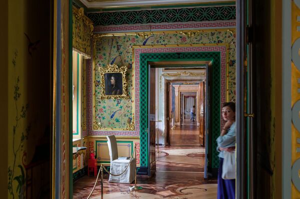 کاخ چینی به سبک روکوکو توسط معمار آنتونیو رینالدی در سال 1768 به سفارش امپراتور کاترین دوم به عنوان ساختمانی برای تفریحات کوتاه مدت ساخته شد.بازسازی در سال 2004 آغاز شد و به مدت 20 سال ادامه یافت. - اسپوتنیک ایران  