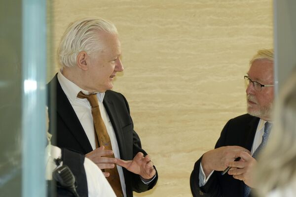 جولیان آسانژ، بنیانگذار ویکی لیکس، در سمت چپ، هنگام گفتگو با کوین راد، نخست وزیر سابق استرالیا، در دادگاه ایالات متحده، در سایپان، جزایر ماریانا، چهارشنبه، 26 ژوئن 2024 . - اسپوتنیک ایران  
