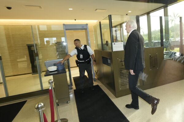 جولیان آسانژ، بنیانگذار ویکی لیکس، به سمت راست، وارد دادگاه ایالات متحده در جزیره سایپان، یکی از جزایر مجمع الجزایر ماریانا می شود. - اسپوتنیک ایران  