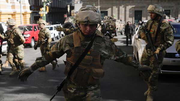 Солдаты собираются возле президентского дворца на площади Мурильо в Ла-Пасе, Боливия - اسپوتنیک ایران  