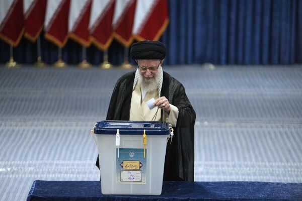 آیت‌الله علی خامنه‌ای، رهبر ایران، در جریان انتخابات ریاست‌جمهوری در تهران، ایران، جمعه، 28 ژوئن 2024، رأی خود را به صندوق انداخت. - اسپوتنیک ایران  