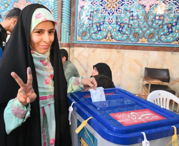 یکی از رأی دهندگان پس از شرکت در رأی گیری در انتخابات ریاست جمهوری در ایران. - اسپوتنیک ایران  