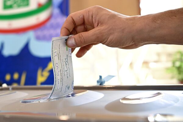 شعبه اخذ رأی در انتخابات ریاست جمهوری در سفارت ایران در مسکو. - اسپوتنیک ایران  