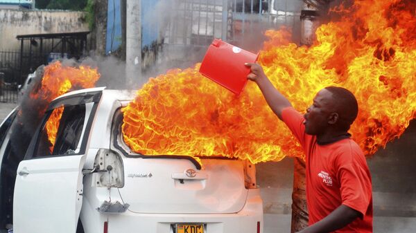 معترضان خودروها را در مومباسا، کنیا به آتش کشیدند - اسپوتنیک ایران  