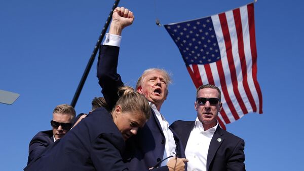 Дональд Трамп после покушения на предвыборном митинге в Батлере, США - اسپوتنیک ایران  