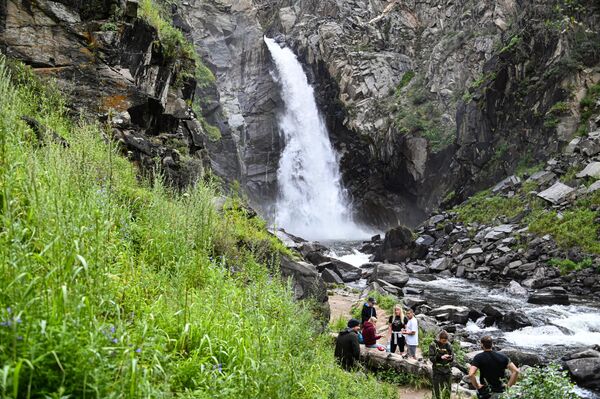 آبشار در دره چولیشمان آلتای روسیه. - اسپوتنیک ایران  