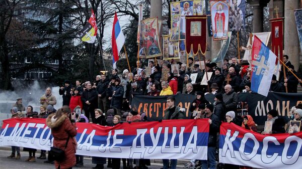 Верующие на крестном ходе в поддержку сохранения Косово и Метохии в составе Сербии, у церкви Святого Марка в Белграде - اسپوتنیک ایران  