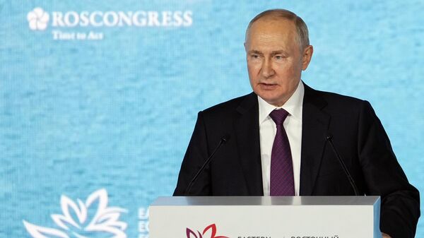 Президент РФ Владимир Путин выступает на пленарной сессии VIII Восточного экономического форума - اسپوتنیک ایران  