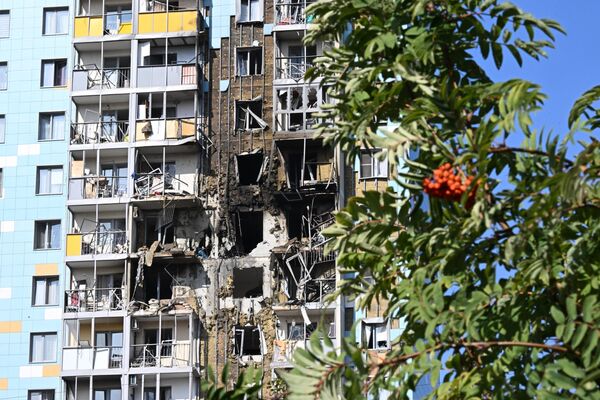 حمله پهپادی به ساختمانهای مسکونی در منطقه مسکو.دو ساختمان آپارتمانی در اثر برخورد پهپاد در محله رامنسکویه آسیب دیدند. در یک ساختمان دیگر آپارتمان های طبقه 11 و 12 آتش گرفتند.حال دو نفر پس از حمله پهپاد به ساختمانهای مسکونی در رامنسکویه وخیم است. - اسپوتنیک ایران  