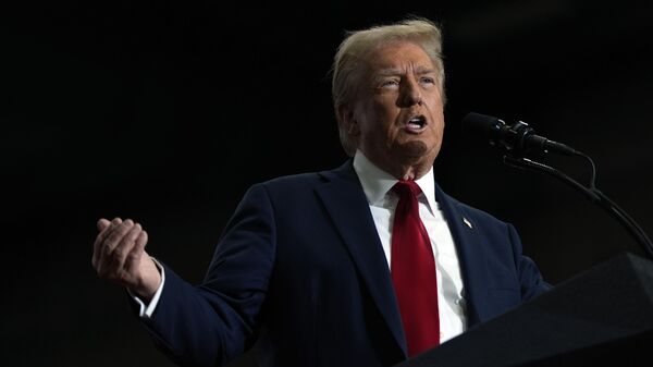 Кандидат в президенты от Республиканской партии, бывший президент Дональд Трамп, выступает на предвыборном митинге в Riverfront Sports, США - اسپوتنیک ایران  