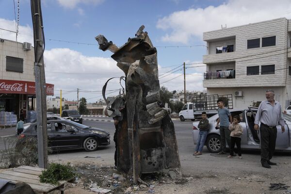 فلسطینی ها در حال تماشای موشک ایرانی که توسط اسرائیل رهگیری شده بود. - اسپوتنیک ایران  