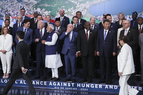 رهبران جهان برای گرفتن عکس دسته جمعی در جریان اجلاس G20 در ریودوژانیرو گرد هم آمدند. - اسپوتنیک ایران  