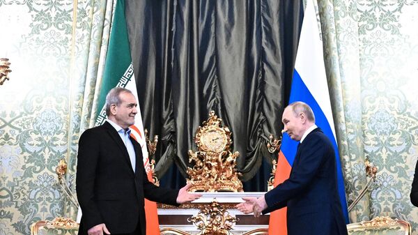 Встреча президента РФ В. Путина и президента Ирана М. Пезешкиана - اسپوتنیک ایران  