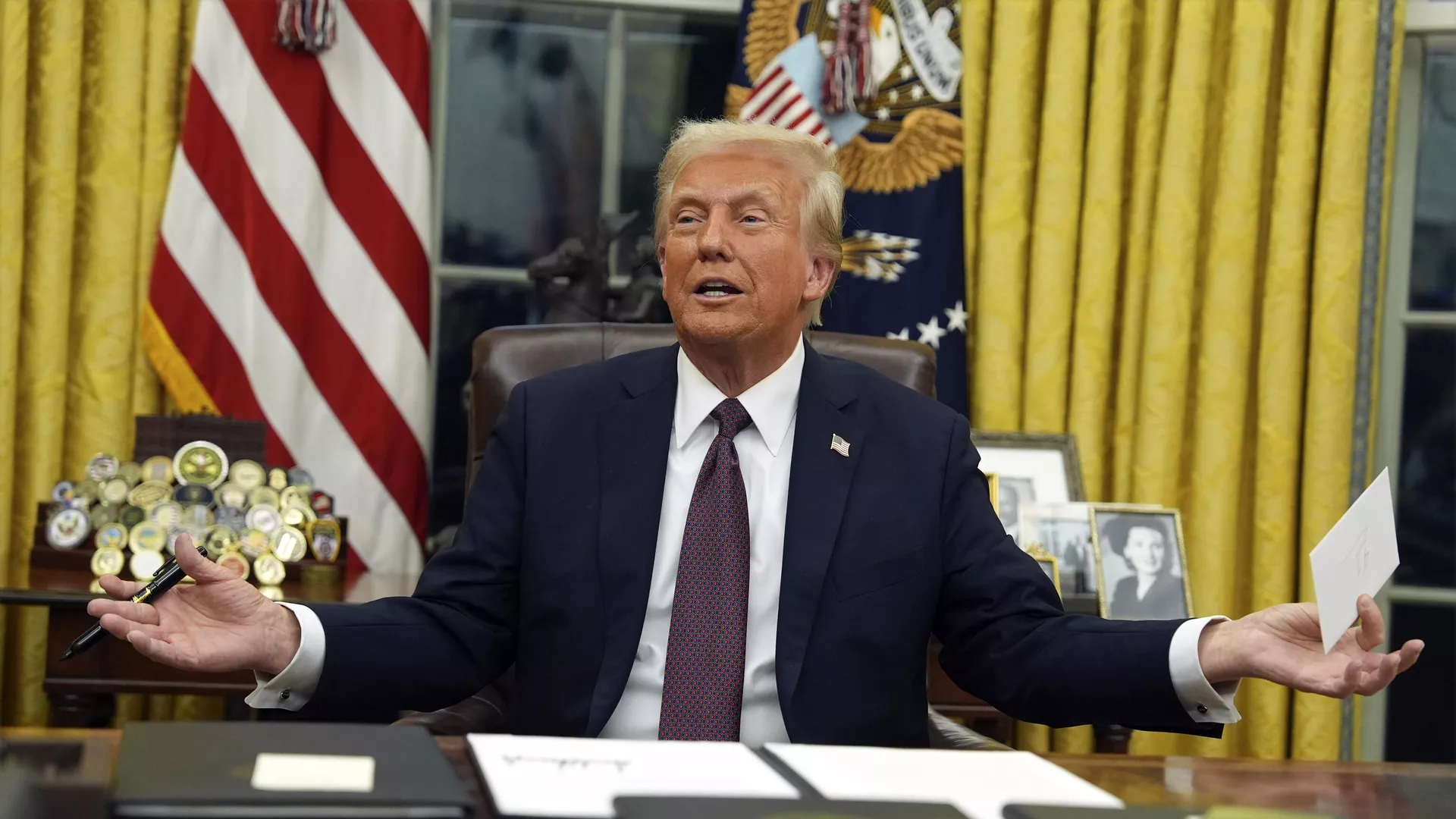 Вступивший в должность президента США Дональд Трамп во время подписания указов в Овальном кабинете Белого дома - اسپوتنیک ایران  , 1920, 24.01.2025