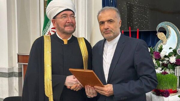 اهدای نسخه نفیس سفرنامه ابن‌فضلان از سوی سفیر ایران به رئیس شورای مفتیان روسیه - اسپوتنیک ایران  