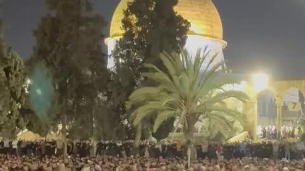 هزاران نمازگزار در شب 27 ماه رمضان در مسجد الاقصی نماز عشا و تراویح را اقامه کردند - اسپوتنیک ایران  