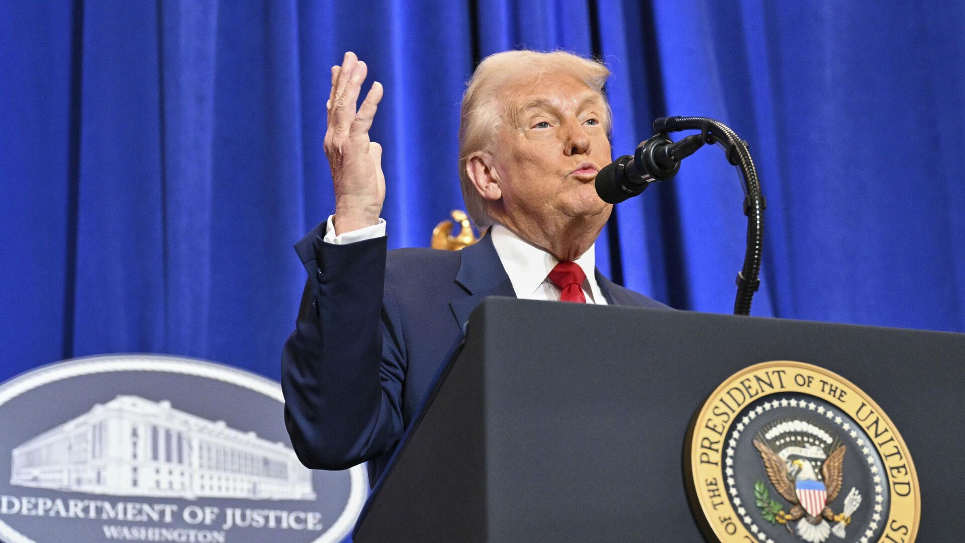 Президент Дональд Трамп выступает в Министерстве юстиции в Вашингтоне Президент Дональд Трамп выступает в Министерстве юстиции в Вашингтоне - اسپوتنیک ایران , 1920, 03.04.2025