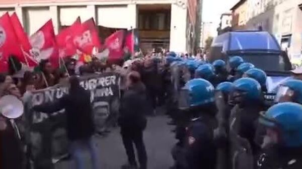 تظاهرات دو گروه مختلف در ایتالیا منجر به درگیری با پلیس شد - اسپوتنیک ایران  